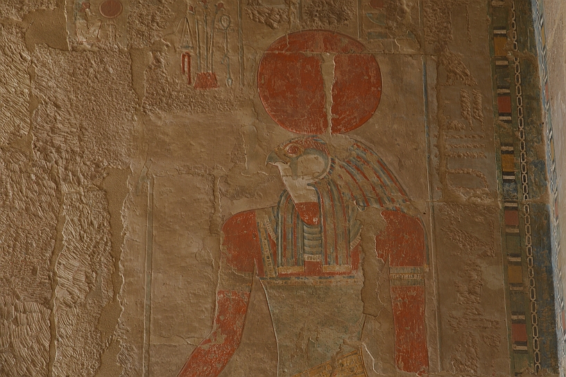 49 MAK_6072.jpg - Un magnifico Ra, il dio sole, con la testa di falco sormontata dal disco solare.